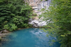 голубое озеро в абхазии